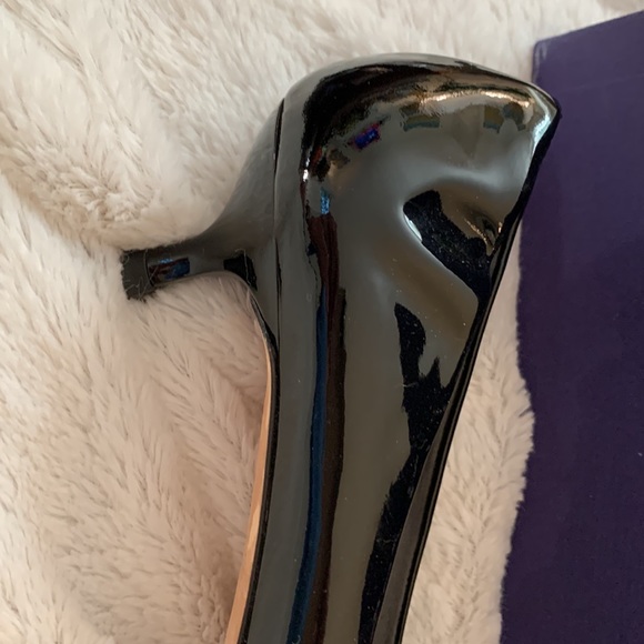 Stuart Weitzman 8.5N smart and practical black patent kitten heal. - Picture 4 of 5